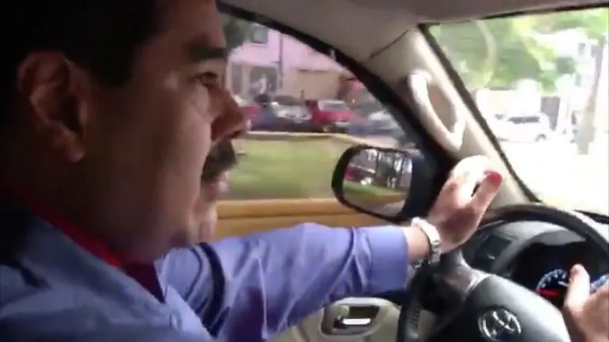 Imágenes del presidente de Venezuela Nicolás Maduro manejando su carro durante el paro nacional.