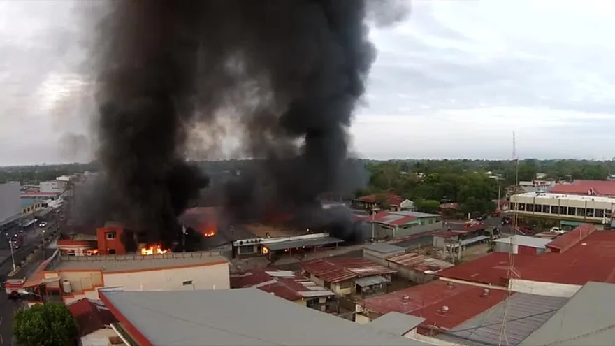 Bomberos de varias provincias combaten incendio en centro comercial de Coclé