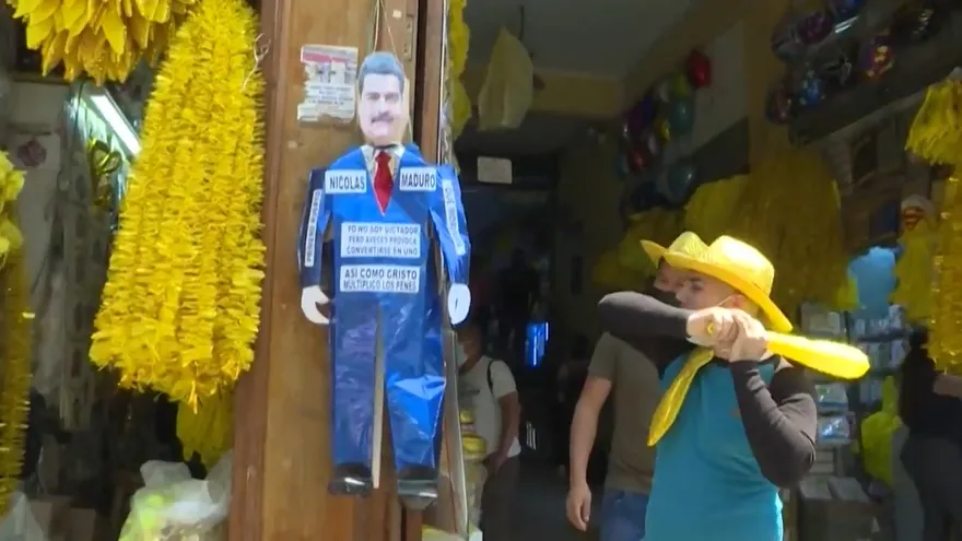 Peruanos reciben 2022 con flores, huevos y quema de muñecos de Castillo y Fujimori