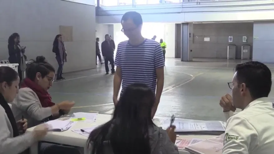 Colombianos votan para elegir un nuevo Congreso en un ambiente de paz