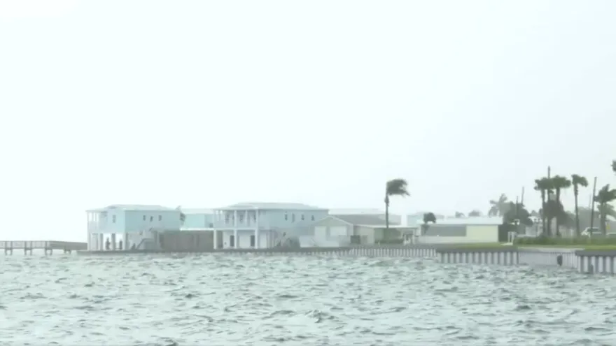 Dorian deja cinco muertos en las Bahamas y EEUU evacúa la costa