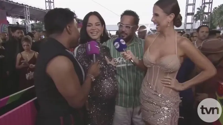 Raphy Pina y Natti Natasha en la alfombra azul de Premios Juventud.
