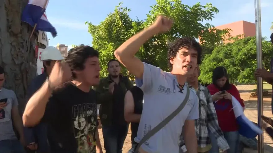 Grupo protesta frente a congreso paraguayo