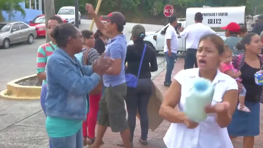 Residentes de Altos de Cáceres en Arraiján protestan por falta de agua