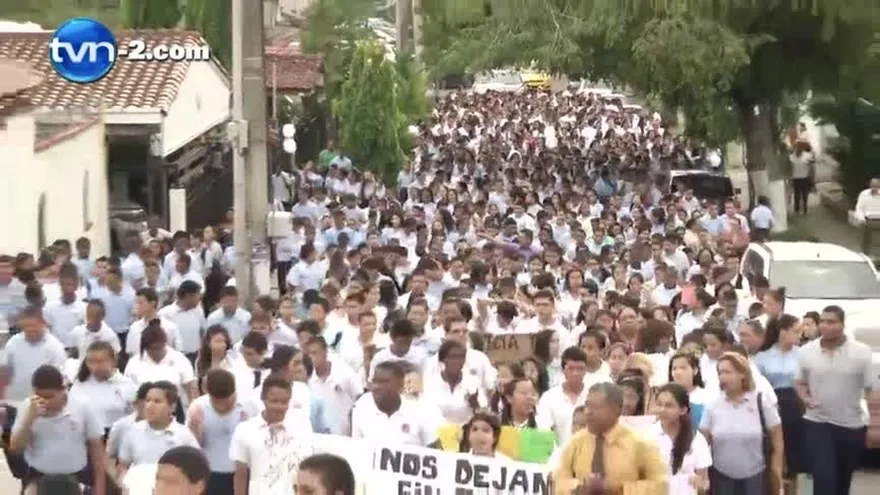 Estudiantes del América protestan exigiendo finalización de reparaciones en su plantel