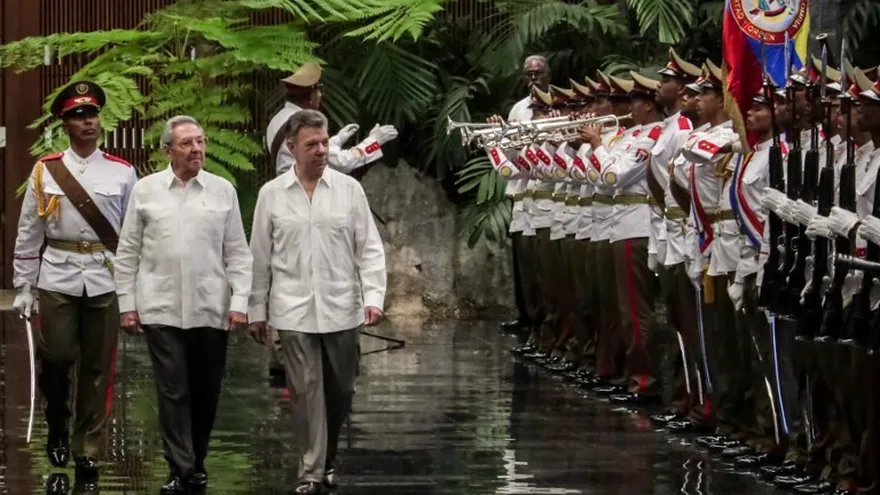 El presidente de Cuba, Raúl Castro, y su homólogo colombiano Juan Manuel Santos en La Habana este lunes 17 de julio.