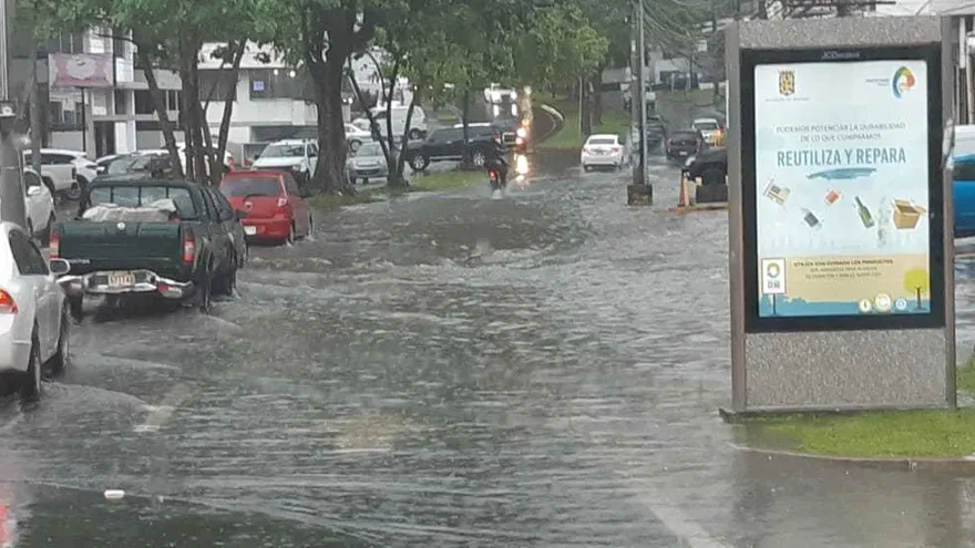 Avenida Ramón Arias inundada
