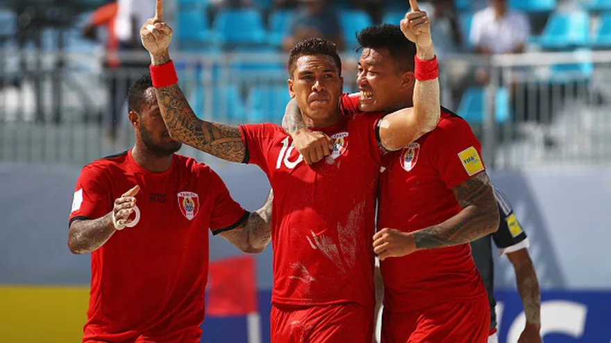Tearii Labaste celebra con sus compañeros de la Selección de Fútbol Playa de Tahití