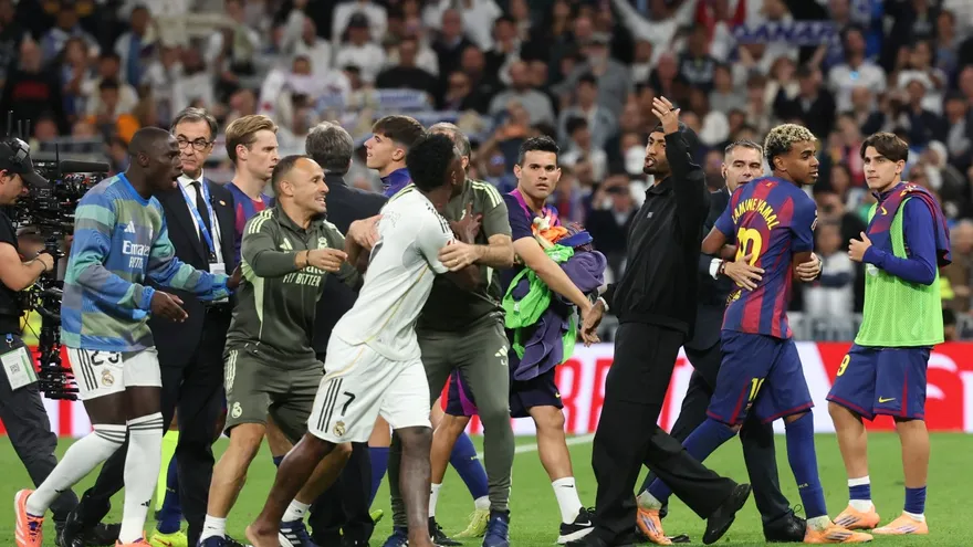Real Madrid vs Barcelona Vinicius y Lamine Yamal al final del clásico