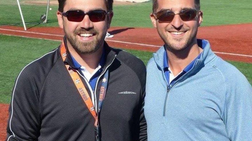 Alex Jacobs (i) junto a Jonah Rosenthal (d) , scout de los Dodgers de Los Ángeles