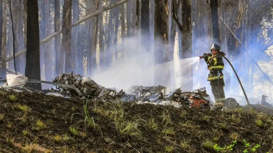 Bomberos sofocan el incendio generado tras el accidente aéreo