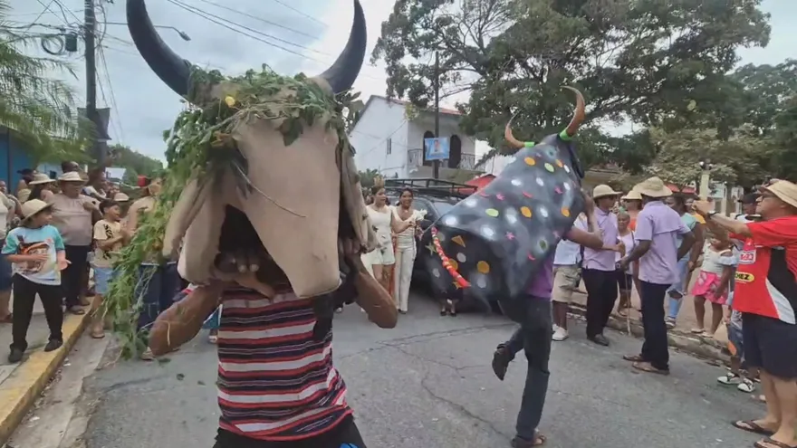Antón se viste de folclore para elegir a la reina del Festival Nacional del Toro Guapo 2026
