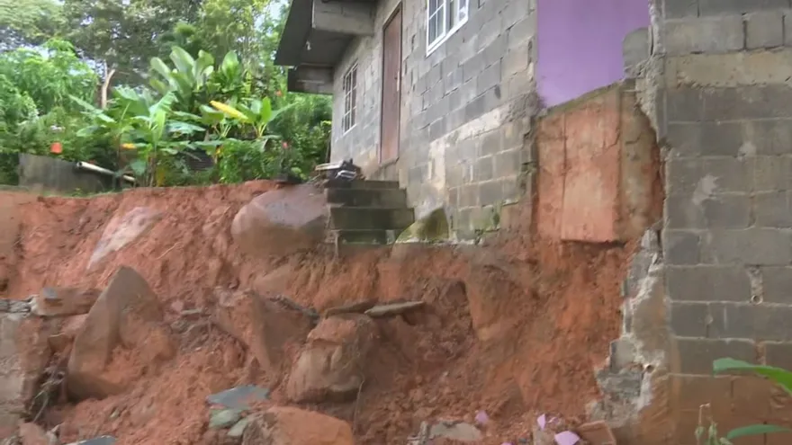 Terremoto y lluvias dejan viviendas afectadas en Pedregal; familia pierde su hogar en Cerro Bandera