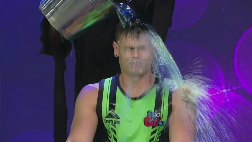 Baldazo tras baldazos tuvieron que aguantar los guerreros en los trabalenguas