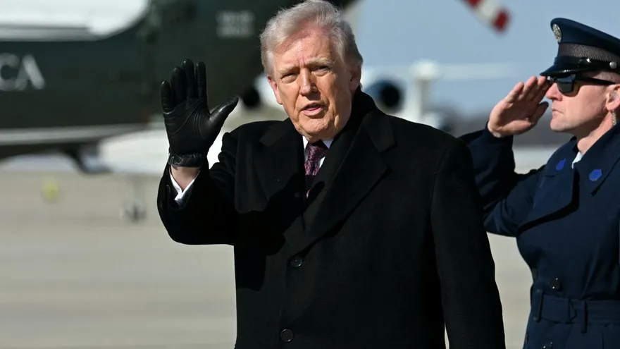 Presidente de EEUU, Donald Trump, asiste a repatriación de restos de seis estadounidenses muertos en guerra con Irán. Miércoles 18 de marzo.