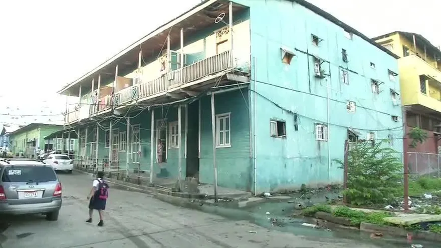 Residentes de la ‘Casita azul’ en Calidonia se quejan por aguas negras