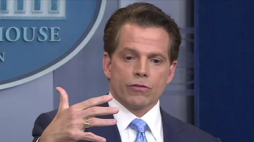 Trump enfrenta nueva crisis con renuncia de su portavoz