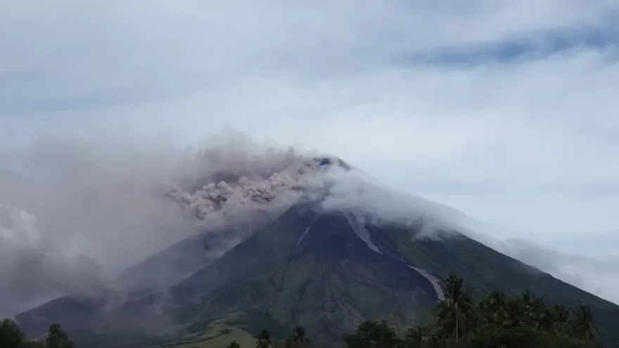 El volcán filipino Mayon vierte lava y amenaza con una erupción peligrosa