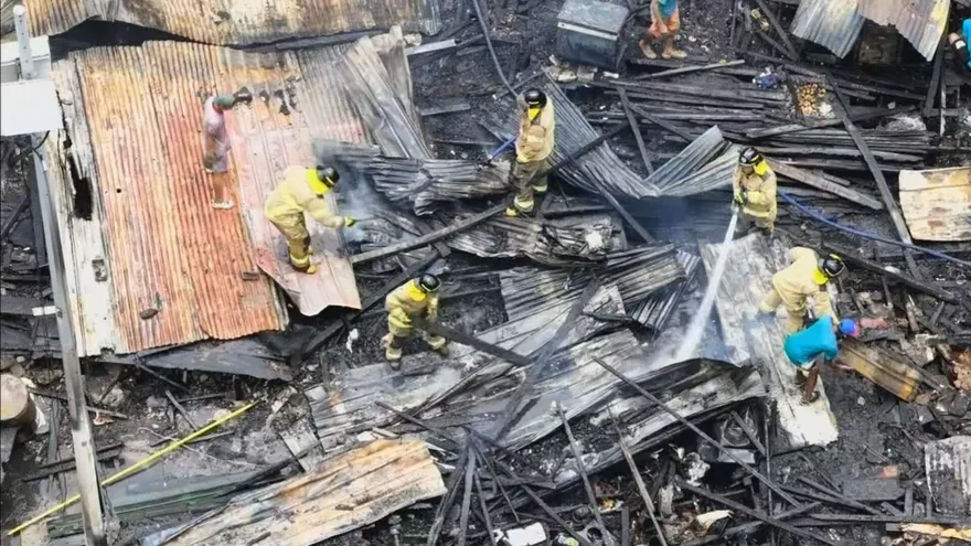 Bomberos en labores en la barraca El Amanecer, en Curundú.