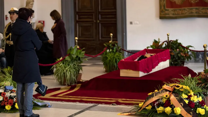 Una mujer da su último adiós al cineasta italiano Bernardo Bertoluci tras abrirse su capilla ardiente