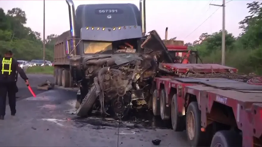 Dos camiones se accidentan en la vía Centenario