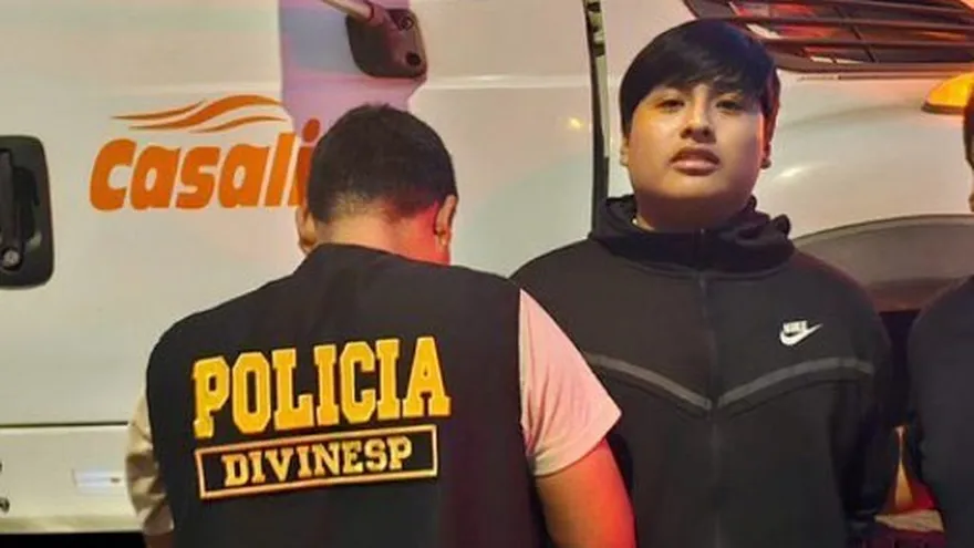 Esta fotografía, difundida por la Policía Nacional del Perú, muestra a agentes de policía peruanos arrestando a "Pequeño J" (C) en Pucusana, Perú, el 30 de septiembre de 2025. Considerado el autor intelectual de un brutal triple asesinato de mujeres, que las autoridades sospechan está vinculado al narcotráfico en Argentina. El presunto autor intelectual, "Pequeño J", es un ciudadano peruano de unos 20 años de edad, y se le acusa de dirigir una banda de narcotraficantes en el barrio de Zavaleta, en Buenos Aires.