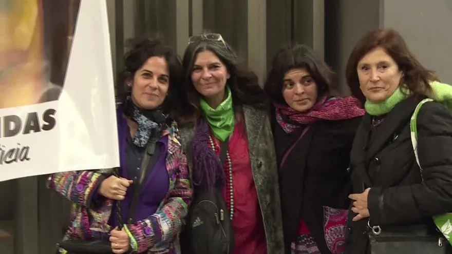 Hijas de genocidas argentinos marchan contra la dictadura