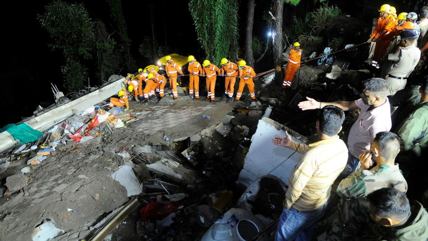 Suben a 12 los muertos y a 30 los heridos en derrumbe de un edificio en India