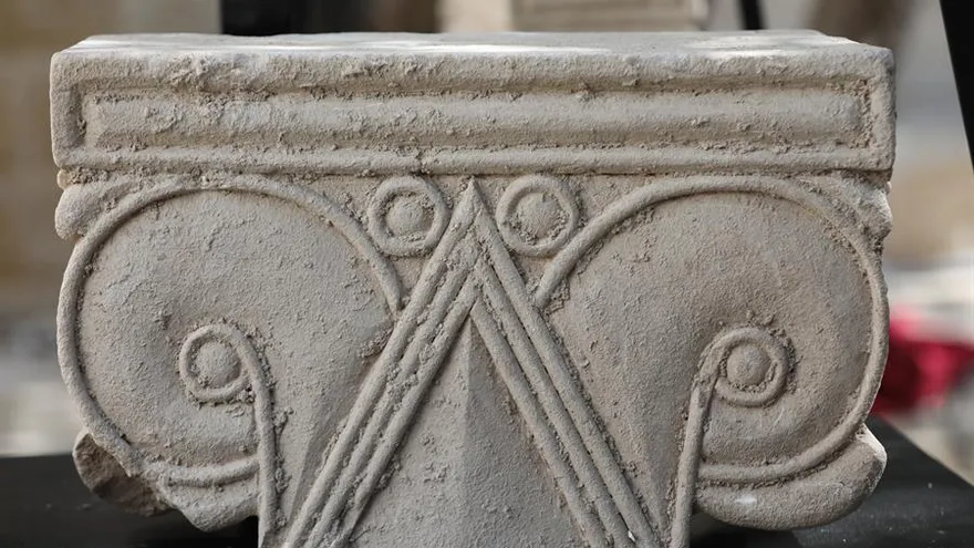 Son objetos de piedra caliza blanda con grabados decorativos, entre los que hay capiteles de distintos tamaños y estilo "protoeólico".