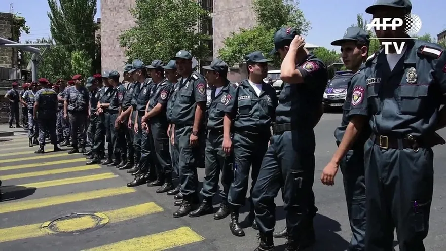 Grupo armado pide renuncia del presidente en Armenia