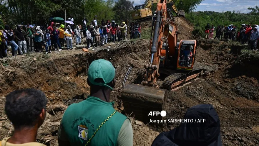 Trabajos de excavación para rescatara a mineros en Colombia