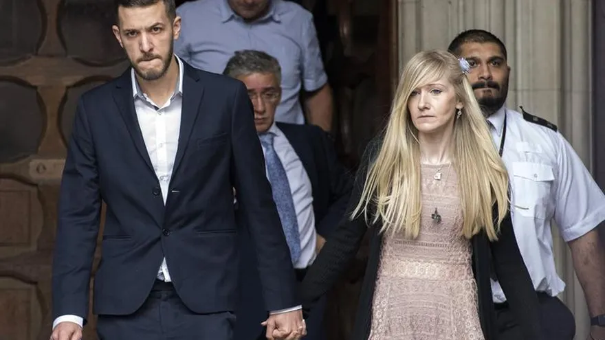 Los padres de Charlie Gard pasan sus últimas horas con su hijo
