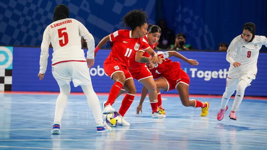 Acción del partido entre Panamá e Irán en el Mundial de Futsal Femenino Filipinas 2025