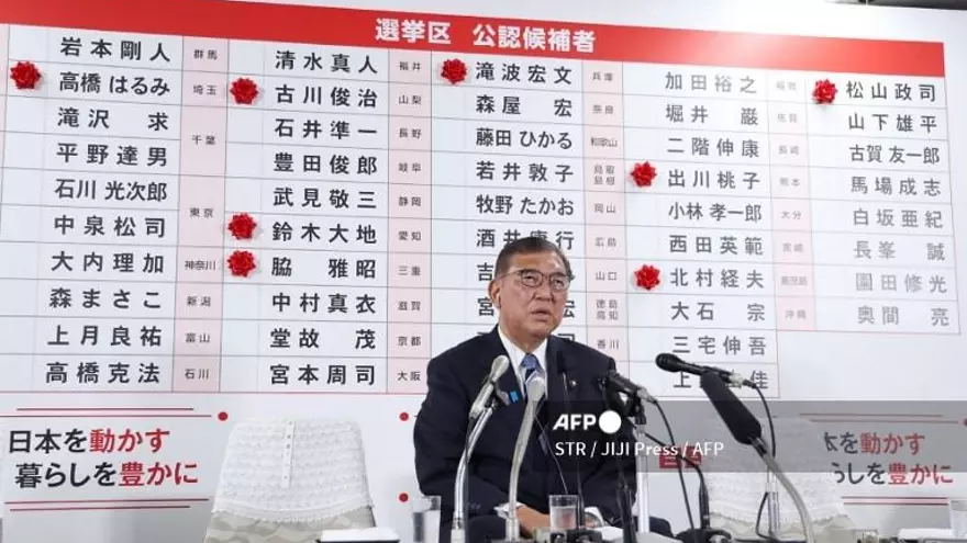El primer ministro de Japón, Shigeru Ishiba, se reúne con los medios de comunicación después de las elecciones a la cámara alta, en la sede del Partido Liberal Democrático (PLD) en Tokio el 20 de julio de 2025.