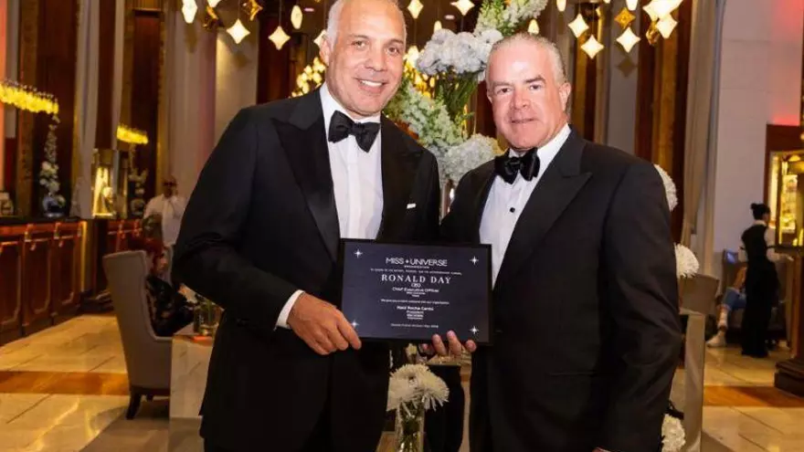 Ronald Day (izquierda) es el nuevo CEO de Miss Universo