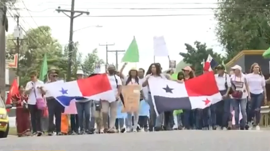 En David, trabajadores salen a las calles en rechazo al contrato minero