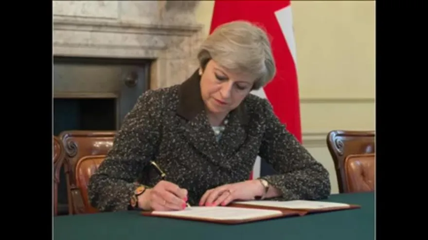 Theresa May firma la carta en la que pedirá el ‘brexit’