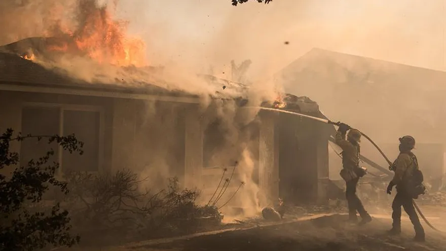 Ese fuego, contenido ahora en un 20 por ciento pero que ha destruido casi 800 edificios y dañado otros 200 desde que comenzó el 4 de diciembre, amenaza aún a otras 18.000 estructuras en la zona debido a la intensidad de los vientos de Santa Ana, que no amainarán al menos hasta el miércoles.