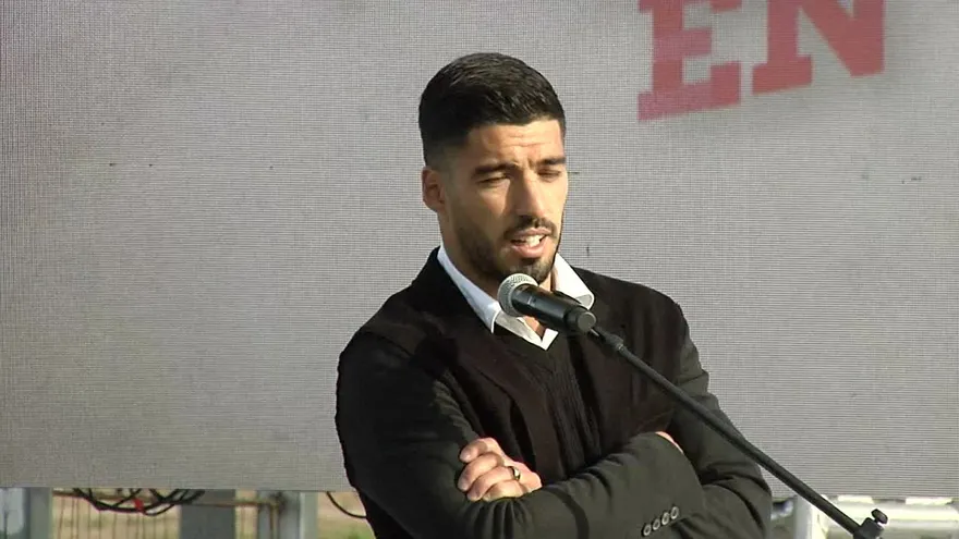 Un conmovido Luis Suárez inaugura cancha en su honor