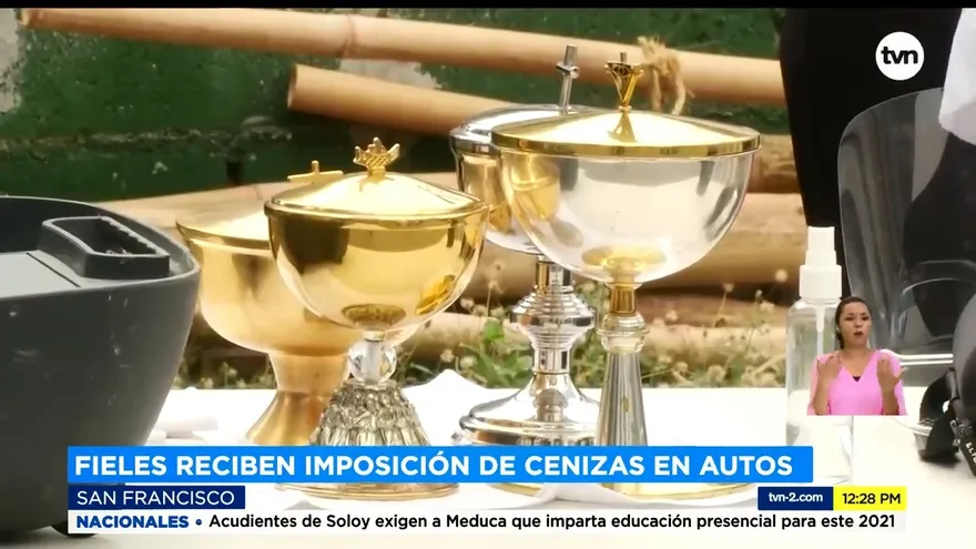 La ceniza también fue recibida por fieles a bordo de sus vehículos