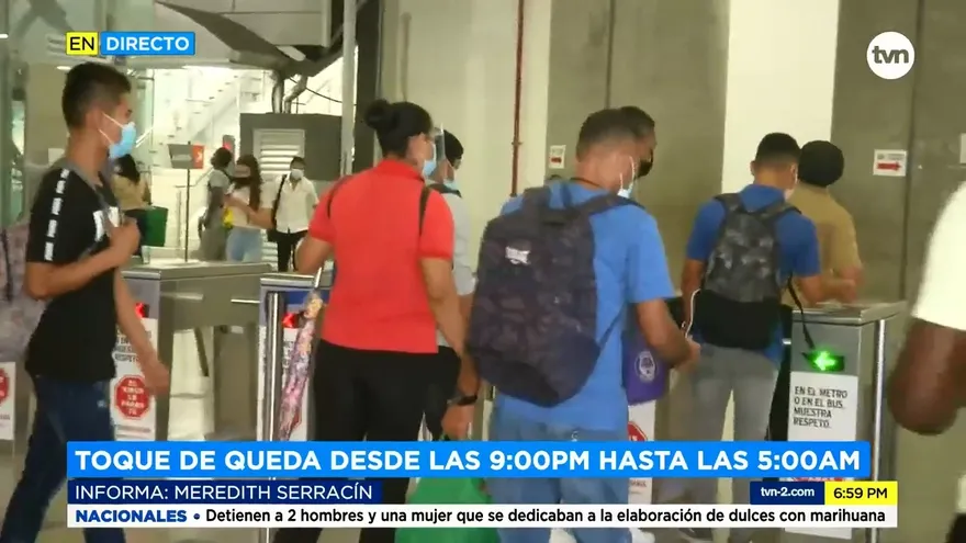 Movimiento de personas en la noche a pesar del toque de queda