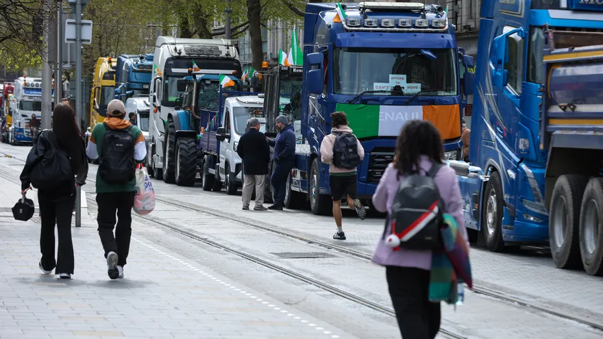 Camiones y tractores bloquean la calle O’Connell en el centro de la ciudad, mientras continúan las protestas por tercer día consecutivo contra el aumento del costo del combustible debido a la crisis en Medio Oriente, en el centro de Dublín el 9 de abril de 2026.