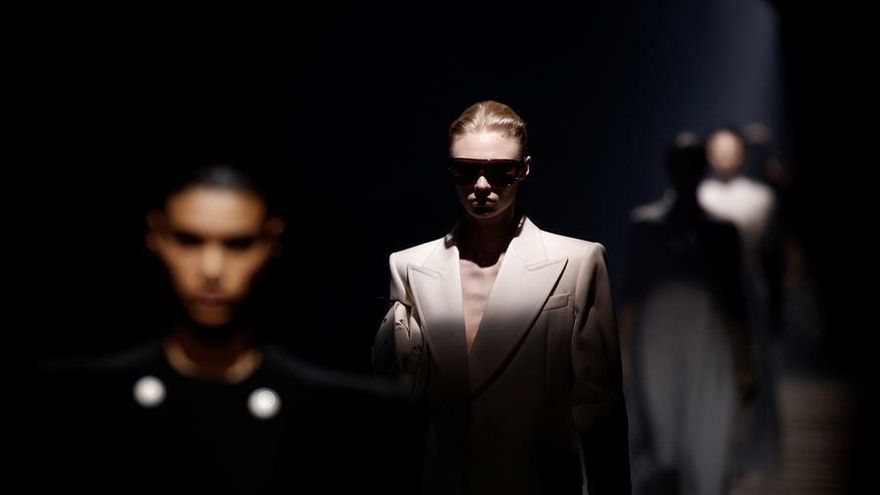 Arte y sastrería dialogan en la pasarela con un elegante Givenchy.