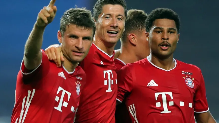 Thomas Müller (i), Robert Lewandowsky (c) y Serge Gnabry (d)