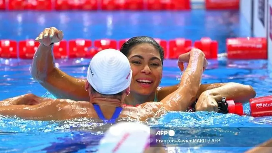 La nadadora alemana Anna Elendt celebra su victoria en la final de los 100 m braza femeninos durante el Campeonato Mundial de Acuáticos de 2025 en Singapur el 29 de julio de 2025.