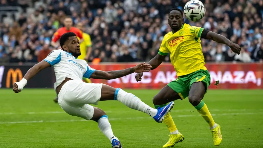 Michael Amir Murillo (i) disputa el balón jugador del Nantes Deiver Machado (d)