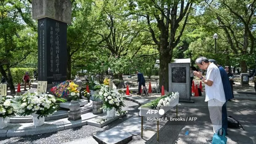 Personas visitan monumentos en honor a las víctimas de la bomba atómica en Hiroshima