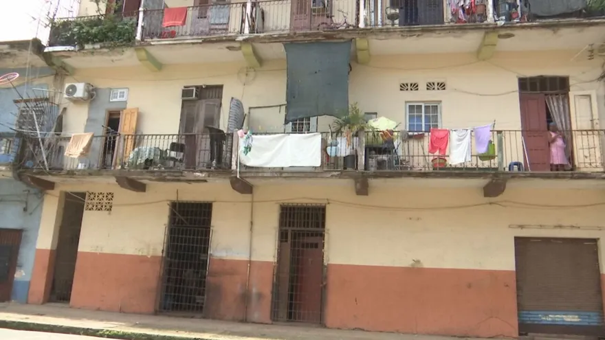 Residentes de edificio que se desploma en Calidonia esperan respuesta de las autoridades