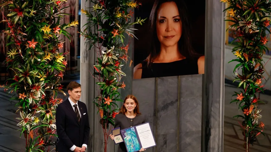 Hija de María Corina Machado recibe el Premio Nobel de la Paz en nombre de su mandre.