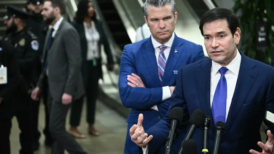 El Secretario de Defensa, Pete Hegseth, (izq) y el Secretario de Estado de EEUU, Marco Rubio.
